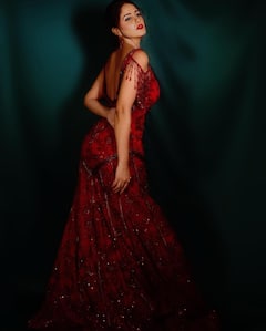 Ayesha Singh Photo: રેડ ગાઉનમાં પરફેક્ટ ફિગર ફ્લોન્ટ કરતી જોવા મળી આયેશા સિંહ