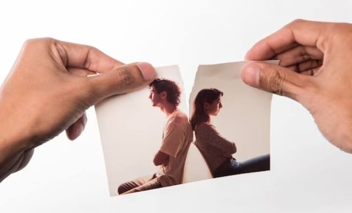 গিয়েছিল, তাঁর অ্যাকাউন্টে পেনশন জমা হচ্ছে। এক্ষেত্রে আবেদনকারী দ্বিতীয় স্ত্রী জানান, প্রথম পক্ষের স্ত্রী অনেক আগেই স্বামীকে ছেড়ে চলে গিয়েছিলেন। তার পরই ওই জওয়ান ফের বিয়ে করেন। সরকারি কাগজপত্রে ওই জওয়ান যদিও দ্বিতীয় স্ত্রীর নাম আপডেট করাননি। ঠিক কত বছর আগে প্রথম স্ত্রী ওই জওয়ানকে ছেড়ে চলে গিয়েছিলেন, তা যদিও জানা যায়নি। তবে আদালত সাত বছরের ব্যবধানের কথা জানিয়েছে।