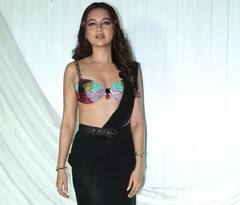 Tejasswi Prakash Pics: દિવાળી પાર્ટીમાં ટીવીની 'નાગિન' તેજસ્વી પ્રકાશનો બ્લેક સાડીમાં જોવા મળ્યો કિલર લૂક