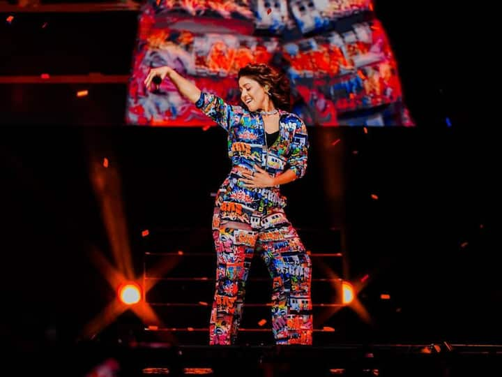 Sunidhi Chauhan treated fans with pictures in a printed outfit from her concert performance