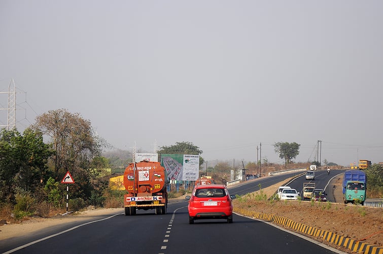 Nashik Mumbai highway 54 people death in last 9 months traffic police information latest news  Nashik Mumbai Highaway : नाशिक मुंबई महामार्गावरील खड्डे आणि वाहनांचा अतिवेग ठरतोय जीवघेणा, मागील 9 महिन्यात तब्बल 54 लोकांचा मृत्यू