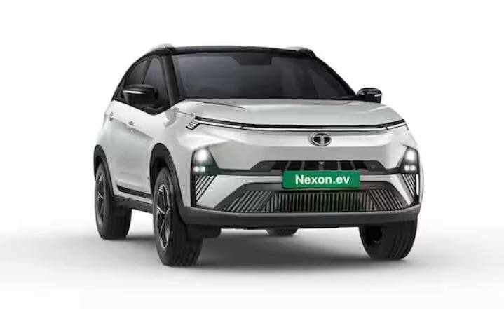 Tiago ਦੀ ਤਰ੍ਹਾਂ, Nexon EV ਵੀ ਦੋ ਬੈਟਰੀ ਪੈਕ ਵਿਕਲਪਾਂ ਵਿੱਚ ਉਪਲਬਧ ਹੈ ਜਿਵੇਂ ਕਿ ਮਿਡ ਰੇਂਜ (MR) ਅਤੇ ਲੰਬੀ ਰੇਂਜ (LR)। ਜਿਸ ਵਿੱਚ ਇੱਕ 30kWh ਬੈਟਰੀ ਪੈਕ 123bhp ਅਤੇ 215Nm ਦੇ ਆਊਟਪੁੱਟ ਦੇ ਨਾਲ ਉਪਲਬਧ ਹੈ ਅਤੇ ਇੱਕ 40.5kWh ਬੈਟਰੀ ਪੈਕ ਕ੍ਰਮਵਾਰ 143bhp ਅਤੇ 215Nm ਦੇ ਆਉਟਪੁੱਟ ਦੇ ਨਾਲ ਉਪਲਬਧ ਹੈ। ਇਹ ਕ੍ਰਮਵਾਰ 325 ਕਿਲੋਮੀਟਰ ਅਤੇ 465 ਕਿਲੋਮੀਟਰ ਦੀ ਰੇਂਜ ਦੀ ਪੇਸ਼ਕਸ਼ ਕਰਦਾ ਹੈ। ਇਸ ਦੀ ਐਕਸ-ਸ਼ੋਰੂਮ ਕੀਮਤ 14.74 ਲੱਖ ਤੋਂ 19.94 ਲੱਖ ਰੁਪਏ ਦੇ ਵਿਚਕਾਰ ਹੈ।