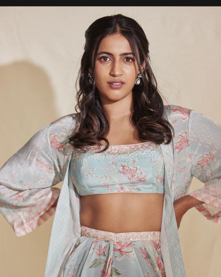 తన చెల్లిలి ఫోటోలకు వరుణ్ తేజ్ హార్ట్ సింబల్తో కామెంట్ చేశారు.