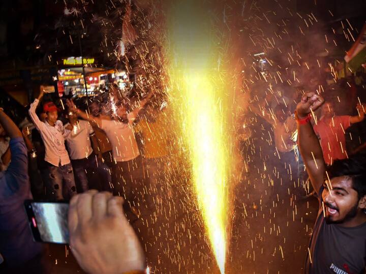 मुंबई में बढ़ते प्रदूषण और इसकी रोकथाम को लेकर सीएम एकनाथ शिंदे ने आज एक बैठक की. इस बैठके में कई बड़े फैसले लिए गए. मीटिंग में BMC आयुक्त इकबाल सिंह चहल भी मौजूद थे. इस बैठक में सीएम शिंदे ने बीएमसी और पुलिस प्रशासन को खास निर्देश दिए हैं.