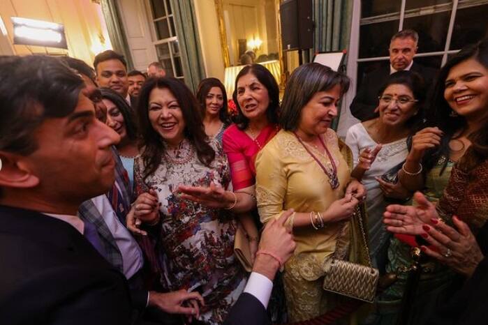 অশুভকে হারিয়ে শুভর জয়। আঁধারকে হারিয়ে আলোর জয় উদযাপন করতেই দীপাবলি উদযাপন হয় হিন্দু সংস্কৃতিতে।