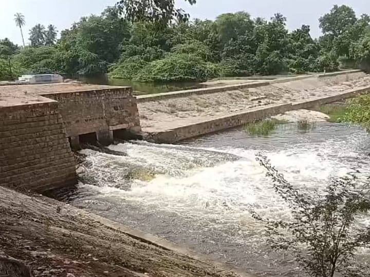 Karur district Sewage water comes into rain water and mixes with Cauvery river causing pollution TNN கரூரில் மழை நீருடன் கலந்து வரும் கழிவு நீர் - காவிரி ஆற்றில் ஏற்படும் மாசு