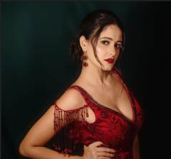 Ayesha Singh Photo: રેડ ગાઉનમાં પરફેક્ટ ફિગર ફ્લોન્ટ કરતી જોવા મળી આયેશા સિંહ