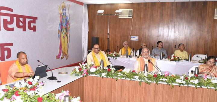 मंत्रिमंडल ने उत्तर प्रदेश अंतर्देशीय जलमार्ग प्राधिकरण स्थापित करने का प्रस्ताव मंजूर किया जो इस राज्य में उपलब्ध जलाशयों में परिवहन के अवसरों की संभावना तलाशेगा.” मुख्यमंत्री और अन्य ने पीला गमछा पहन रखा था जिस पर श्री सीता राम लिखा था.