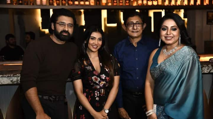 Tollywood Party Album: খাওয়া-দাওয়া ও আড্ডার দেদার আয়োজনের সঙ্গে সঙ্গে, বড় স্ক্রিনে চলছিল 'রক্তবীজ'-এর সাফল্যের বিভিন্ন ছবি