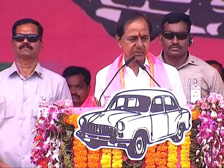 Telangana Elections 2023: CM KCR Participates Praja ashirvada sabha in Kamareddy KCR in Kamareddy: 50 లక్షలతో దొరికిన వ్యక్తి నాపై పోటీ చేస్తాడా? మీరే బుద్ధి చెప్పండి - కేసీఆర్