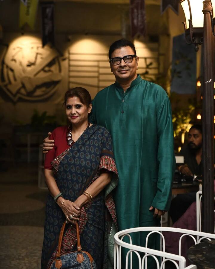 পুজোয় প্রথম থ্রিলার ঘরানায় পা রেখেছেন শিবপ্রসাদ মুখোপাধ্যায় (Shiboproshad Mukherjee) ও নন্দিতা রায় (Nandita Roy)। 'রক্তবীজ' (Roktobeej) তৈরি হয়েছে খাগড়াগড় বিস্ফোরণের ঘটনা নিয়ে।