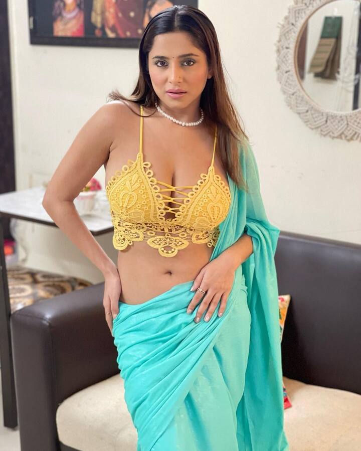 કેટ શર્માએ કેમેરાની સામે અલગ-અલગ અંદાજમાં ખૂબ જ હોટ પોઝ આપ્યા છે.
