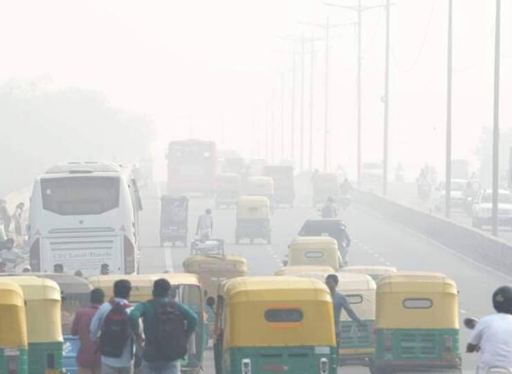 Suffocating air smog persist in Delhi AQI highest in Dwarka Delhi Air Pollution Delhi Air Pollution: दिल्ली में दमघोंटू हवा-धुंध बरकरार, द्वारका में AQI सबसे ज्यादा, कब सुधरेंगे हालात 