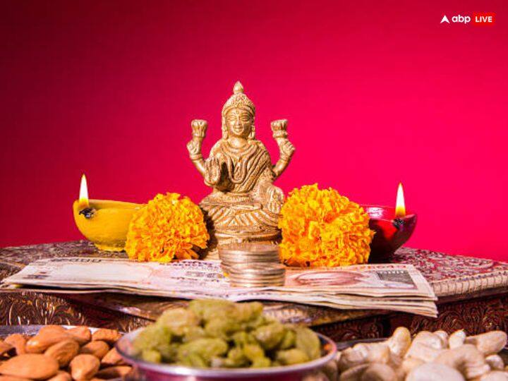 दिवाली की आरती घी की बत्तियों से करनी चाहिए। आरती में अपनी श्रद्धा के अनुसार बत्तियों की संख्या एक, पांच, नौ, ग्यारह या इक्किस हो सकती है.