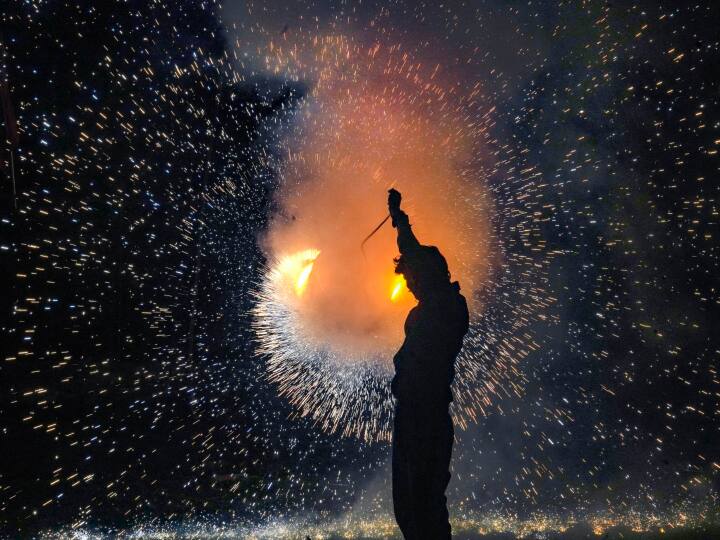 दिवाली पर मुंबई में शाम 7 बजे से रात 10 बजे तक ही लोगों को पटाखे जलाने की इजाजत होगी. इसे सुनिश्चित करने के लिए पुलिस प्रशासन अलर्ट पर रहेगा. ऐसा फैसला मुंबई में बढ़ रहे प्रदूषण को कम करने के लिए लिया गया है. इस मामले में राज्य के मंत्री ने भी लोगों से पटाखे नहीं फोड़ने की अपील की है.