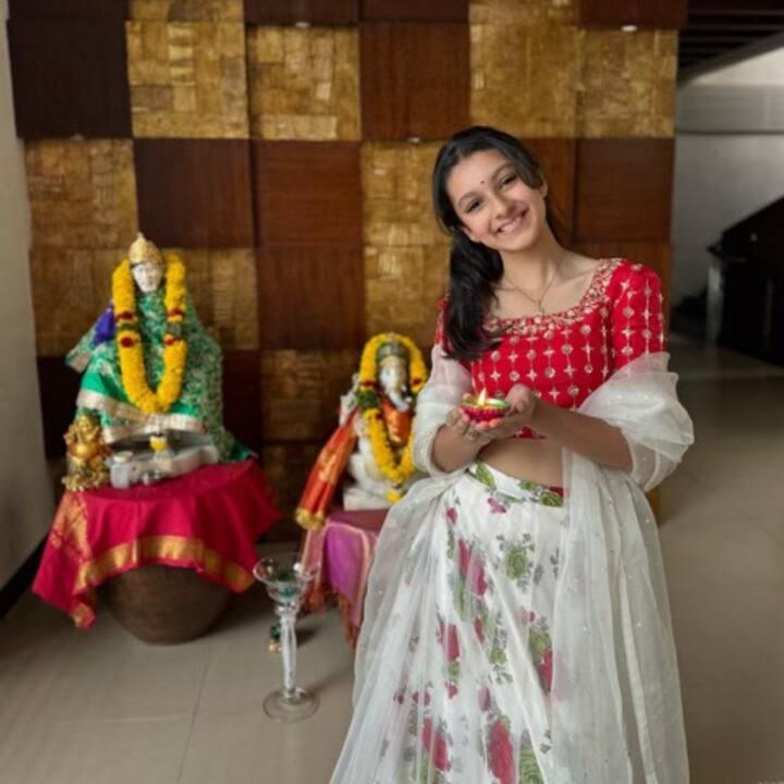 సితార ఘట్టమనేని అందమైన డ్రెస్సులో చక్కగా కనిపిస్తోంది. (Image Credit: Sitara Ghattamaneni/Instagram)