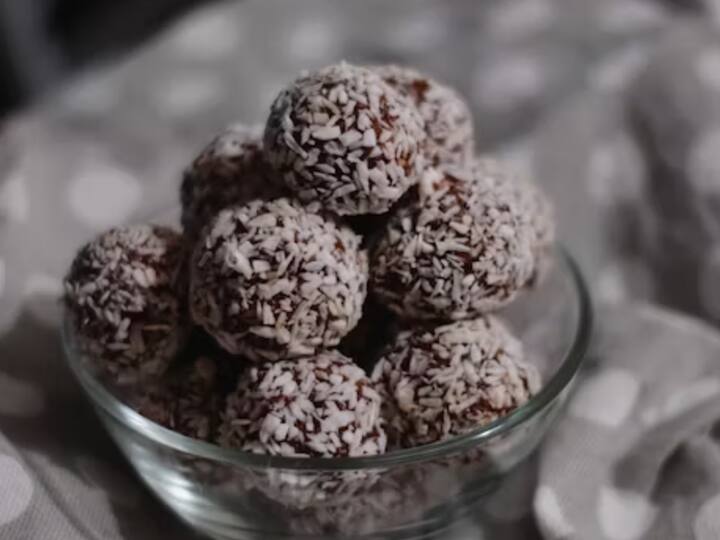 தேவையான பொருட்கள் : நெய் 1 தேக்கரண்டி, ½ கப் காய்ந்த தேங்காய், ¼ கப் கலந்த நறுக்கப்பட்ட நட்ஸ், 1 தேக்கரண்டி பால் பவுடர், 1-2 தேக்கரண்டி தேன் சுவைக்கு ஏற்ப சரிசெய்யவும், 1 தேக்கரண்டி பால்.