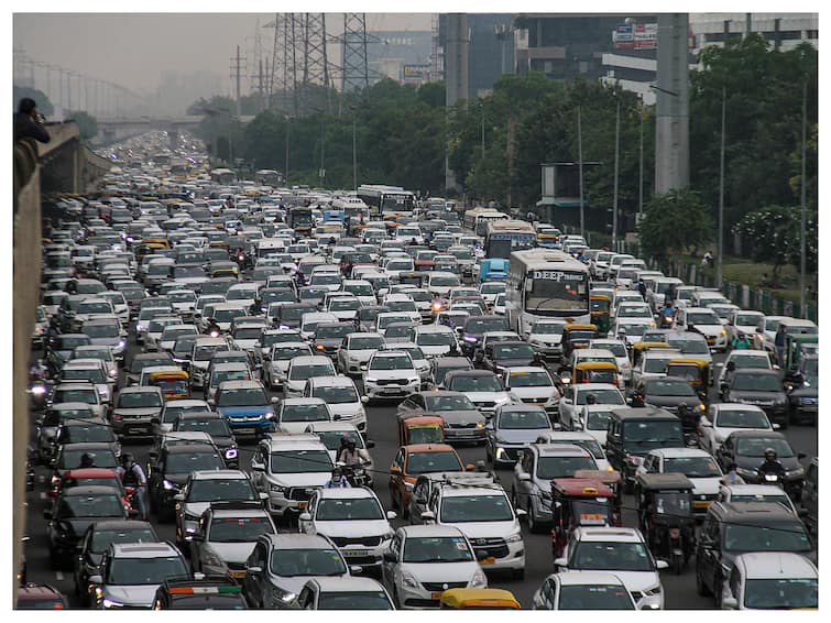 GRAP stage three revoked in Delhi NCR with immediate effect CAQM sub Committee decision Delhi Air Pollution: दिल्ली में GRAP-3 हटाया गया, BS-3 पेट्रोल और BS-4 डीजल कार के चलाने पर लगी रोक खत्म होगी