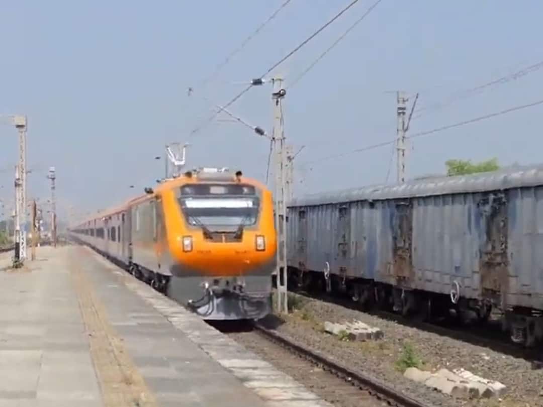 Vande Sadharan Express From Mumbai to Ahmedabad Clocks 130kmph Speed During Trial త్వరలోనే అందుబాటులోకి వందే సాధారణ్ ఎక్స్‌ప్రెస్, వందేభారత్‌కి ఏ మాత్రం తగ్గని సౌకర్యాలు
