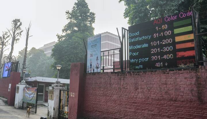 पॉल्यूशन की इसी लेयर को खत्म करने या कम करने के लिए एंटी स्मॉग गन्स से पानी का छिड़काव किया जाता है, हालांकि इससे पूरे शहर को कवर कर पाना मुश्किल है.