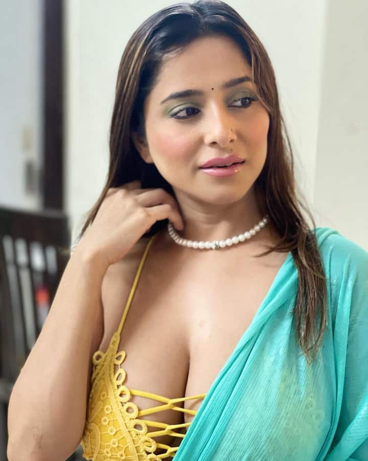 કેટ શર્માની આ હોટ તસવીરોએ સોશિયલ મીડિયામાં આગ લગાવી છે.