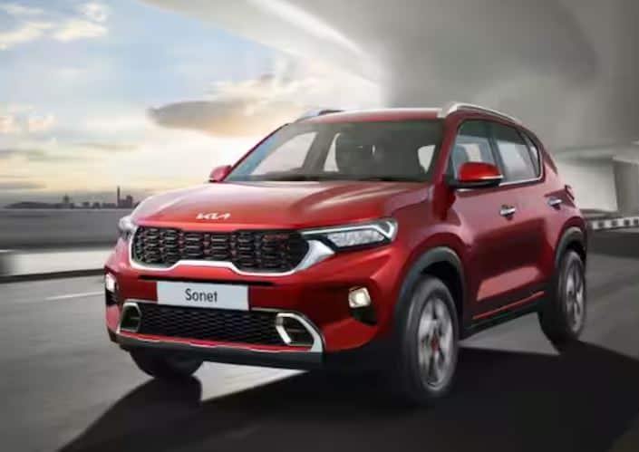 ਅੱਗੇ ਹੈ Kia Sonet SUV, ਜਿਸ ਨੂੰ ਤੁਸੀਂ ਇਸ ਦੀਵਾਲੀ 'ਤੇ ਘਰ ਲਿਆ ਸਕਦੇ ਹੋ। ਇਸ ਦੀ ਸ਼ੁਰੂਆਤੀ ਕੀਮਤ 7.8 ਲੱਖ ਰੁਪਏ ਐਕਸ-ਸ਼ੋਰੂਮ ਹੈ। ਇਸ ਦੀ ਬੂਟ ਸਪੇਸ 392 ਲੀਟਰ ਹੈ।