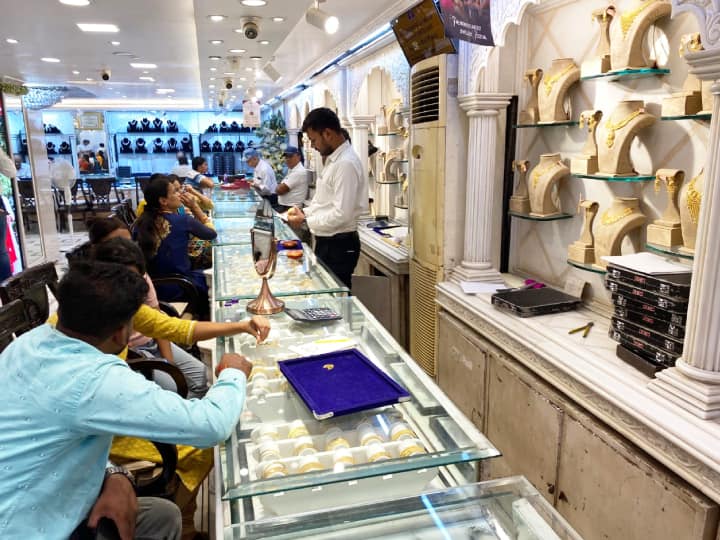 Dhanteras 2023 Shopping Muhurta Business of Approx 50 Crore in Patna Offers on Gold Silver Jewelery ANN Dhanteras 2023: धनतेरस पर लेना है सोना-चांदी? पटना में होने वाला है 50 करोड़ तक का कारोबार, कई जगह ऑफर तैयार