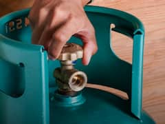 गैस सिलेंडर इस्तेमाल करना सस्ता है या फिर पाइपलाइन वाले PNG कनेक्शन? यहां समझें पूरा गणित