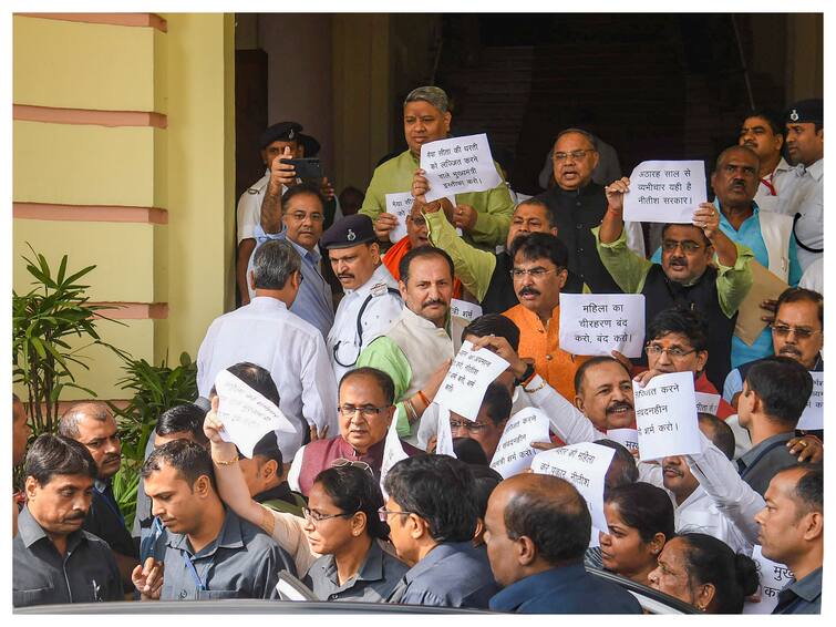 BJP RJD MLAs Shouting Match Outside Bihar Assembly Kundan Singh Vijay Mandal Nitish Kumar Mandal Commission Reservation 'Aap Condom Ka Prachar Karwaiye Vidhan Sabha Mein': Watch BJP, RJD MLAs' Shouting Match Outside Bihar Assembly