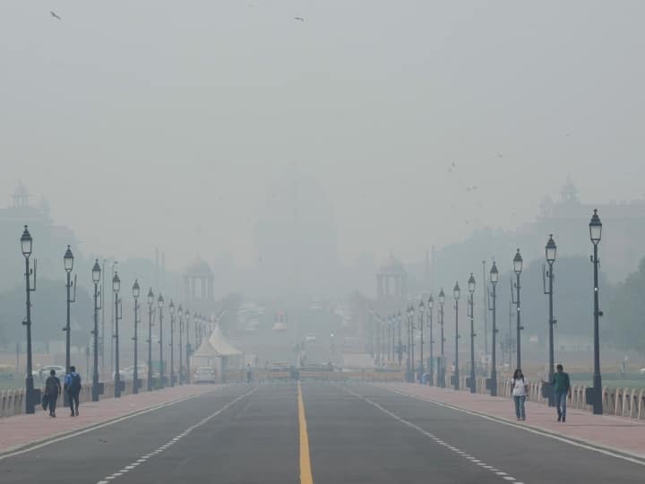 delhi air quality is poor due pollution on diwali firecrackers were busted a lot despite ban from supreme court latest marathi news Delhi Pollution : सर्वोच्च न्यायालयाचा फटाकेबंदीचा आदेश धाब्यावर! दिल्लीत जोरदार आतषबाजी, AQI घातक 969 पातळीवर