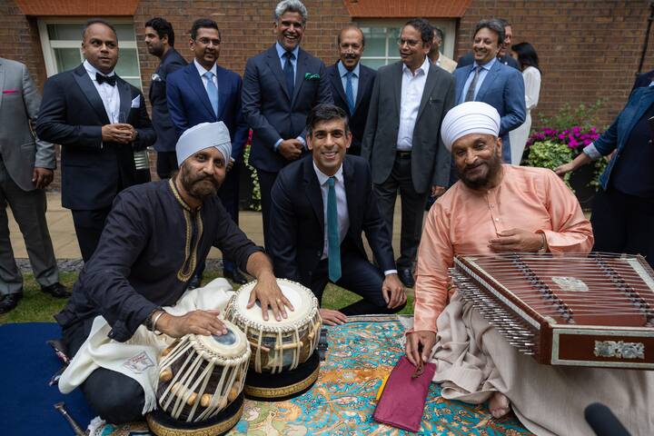 এই অনুষ্ঠানে আমন্ত্রিত ছিল স্কুল পড়ুয়াদের একটি দলও। সস্ত্রীক তাদের গান শোনেন ব্রিটিশ প্রধানমন্ত্রী।