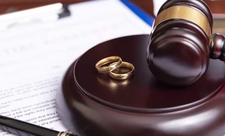 আইনজীবী মাধুরী তিওয়ারি জানিয়েছেন, ১৯৫৫ সালের হিন্দু বিবাহ অধিনিয়ম অনুযায়ী, প্রথম স্ত্রী জীবিত থাকাকালীন দ্বিতীয় বিয়ে বৈধ বলে গন্য হয় না। দ্বিতীয় স্ত্রী স্বামীর পেনশনের উপরও দাবি জানাতে পারবেন না। কিন্তু দ্বিতীয় বিয়েতে যদি সন্তান হয় এবং তার স্কুল বা জন্মের শংসাপত্রের মতো সরকারি কাগজপত্রে পিতার জায়গায় ওই ব্যক্তির নাম লেখা থাকে, সেক্ষেত্রে দ্বিতীয় পক্ষের স্ত্রী স্বামীর অর্জিত সম্পত্তির উপর দাবি জানাতে পারেন। কিন্তু স্বামীর পেনশনের উপর অধিকার থাকবে না দ্বিতীয় স্ত্রীর।