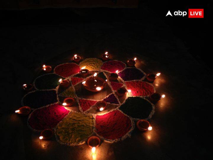 धनतेरस पर शाम के समय पीपल वृक्ष के नीचे एक दीपक जरूर जलाना चाहिए. मान्‍यता है कि पीपल के पेड़ में मां लक्ष्मी का वास होता है. धनतेरस पर अगर पीपल के पेड़ पर दीपक जलाया जाए तो जीवन में कभी भी धन की कमी नहीं होती है.