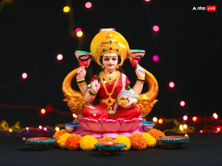 दिवाली पूजा के समय ना तो जोर से ताली बजाएं और ना ही ऊंची आवाज में आरती गाएं. मान्यता है कि लक्ष्मी मां को अधिक शोर पसंद नहीं है. इससे वह रूठ जाती हैं.