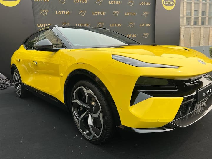 एलेट्रे इलेक्ट्रिक एसयूवी कंपनी के लोटस इलेक्ट्रिक प्रीमियम आर्किटेक्चर पर बेस्ड है और यह कंपनी का पहली इलेक्ट्रिक कार है. यह ट्विन मोटर्स 2-स्पीड ट्रांसमिशन के साथ आती हैं और इसका इलेक्ट्रिक मोटर 905 एचपी की पावर और 985 एनएम टॉर्क जेनरेट करता है.