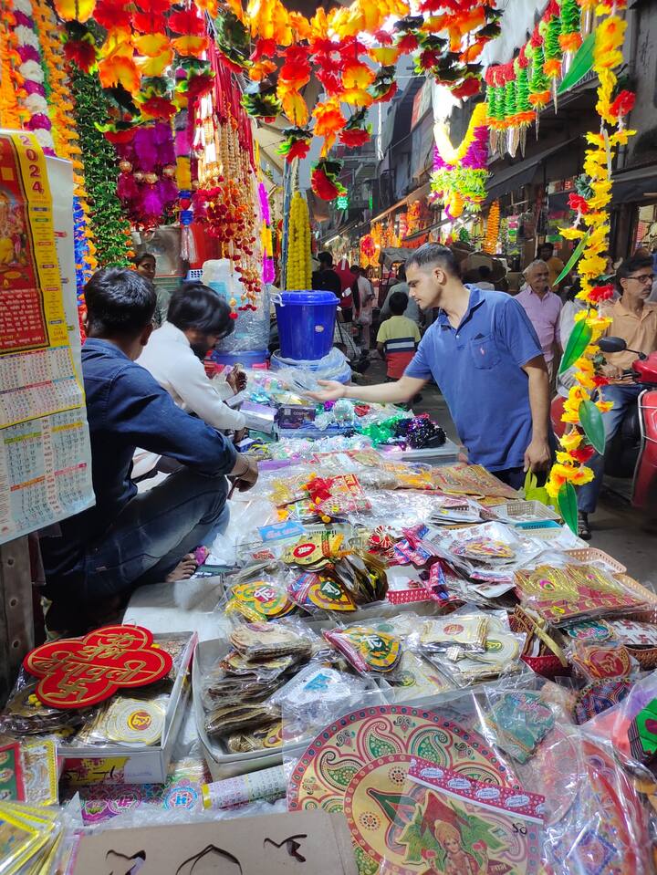 घर की सजावट के लिए फैंसी लड़ियां, दीपक, झालर, शुभ लाभ, हैप्पी दिवाली, कागज की स्टार लड़ी, आर्टिफिशियल फूल, आर्टिफिशियल फूलों की माला, आर्टिफिशियल गुलदस्ते, मोतियों की माला आदि की खरीदारी कर रहे हैं.