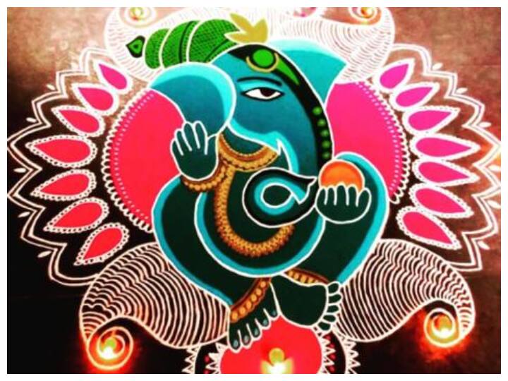 दिवाली पर मेन दरवाजो पर बनाई जाने वाली रंगोली थोड़ी खास होनी चाहिए. आप इस तरह का डिजाइन ट्राई कर सकती है.