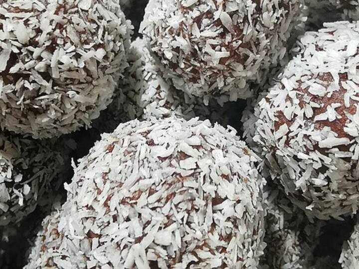 ஒரு பாத்திரத்தில் நெய்யை சூடாக்கி துருவிய தேங்காயை சேர்த்து கொள்ளுங்கள். அதை பொன்னிறமாகும் வறுத்தெடுக்க வேண்டும்.