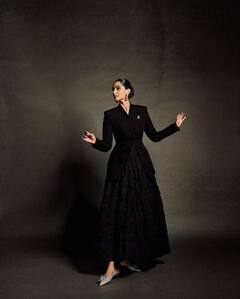 sonam kapoor Photo: ઓલ બ્લેક લુકમાં કિલ્લર પોઝ આપતી જોવા મળી સોનમ કપૂર