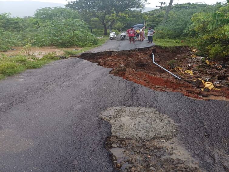 Coimbatore Due to heavy rains in traffic has been affected due to the accumulated flood water on the roads TNN கோவையில் கொட்டித் தீர்த்த கனமழை; சாலைகளில் தேங்கிய வெள்ள நீர், உடைந்த தரைப்பாலம்