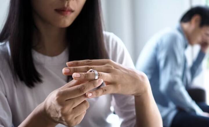 তাই প্রথম পক্ষের বিয়ে যদি ভেঙে যায়, আইনি বিচ্ছেদ ছাড়া যদি স্ত্রী তাঁর স্বামীকে ছেড়ে চলে যান, সেক্ষেত্রে দ্বিতীয় বিয়ের জন্য কত দিন অপেক্ষা করা উচিত স্বামীর? এই প্রশ্ন আজকের নয়। সম্প্রতি তার উত্তর মিলেছে।