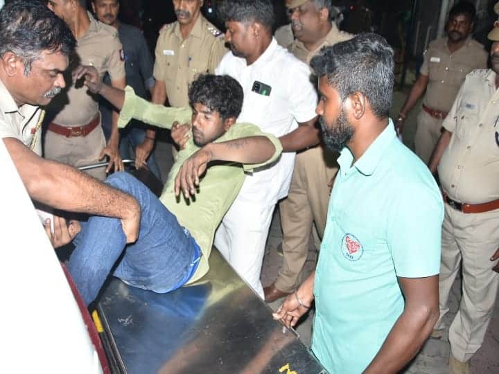 Madurai news shooting at the criminal wanted in connection with the robbery incident after Admitted to the hospital TNN மதுரையில் பரபரப்பு...வழிப்பறி கொள்ளையனை சுட்டுப்பிடித்த போலீஸ்
