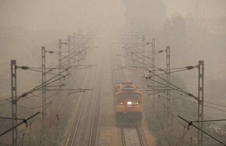 NO2 गाड़ियों से निकलने वाले धुएं से बनता है, जो पेट्रोल और डीजल के जलने से निकलता है. NO2 का सबसे ज्यादा असर फेफड़ों पर पड़ता है, ये फेफड़ों को खराब भी कर सकता है.