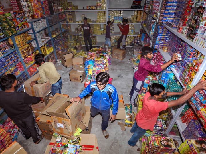 महाराष्ट्र में सीएम एकनाथ शिंदे ने पटाखे फोड़ने को लेकर एक समय तय कर दिया है.