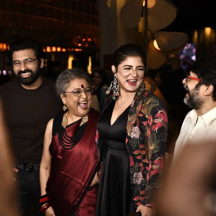 খাওয়া-দাওয়া ও আড্ডার দেদার আয়োজনের সঙ্গে সঙ্গে, বড় স্ক্রিনে চলছিল 'রক্তবীজ'-এর সাফল্যের বিভিন্ন ছবি। পার্ক স্ট্রিটের রেস্তোরাঁর জায়গায় জায়গায় জমায়েত করে প্রত্যেকেই আড্ডা দিচ্ছিলেন নিজের মতো করে, ছবির প্রতিক্রিয়া নিয়ে খুশি অভিনেতা অভিনেত্রী থেকে শুরু করে পরিচালক-প্রযোজক সবাই।