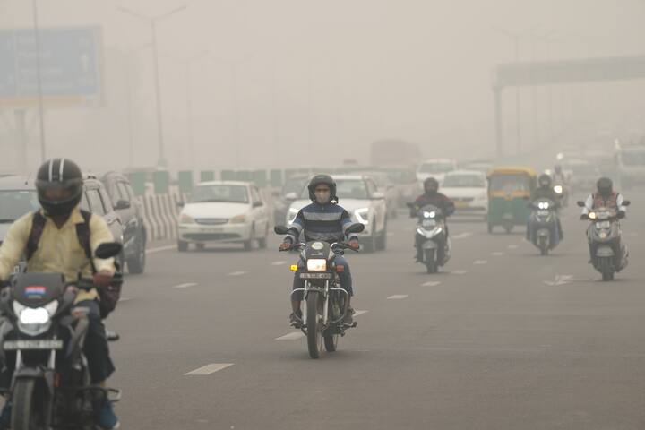 दरअसल प्रदूषण के बाद जमीन और सड़कों पर निचले स्तर की एक लेयर बन जाती है, जिसे स्मॉग कहते हैं. हवा में मौजूद नमी इसे फैलने में मदद करती है.
