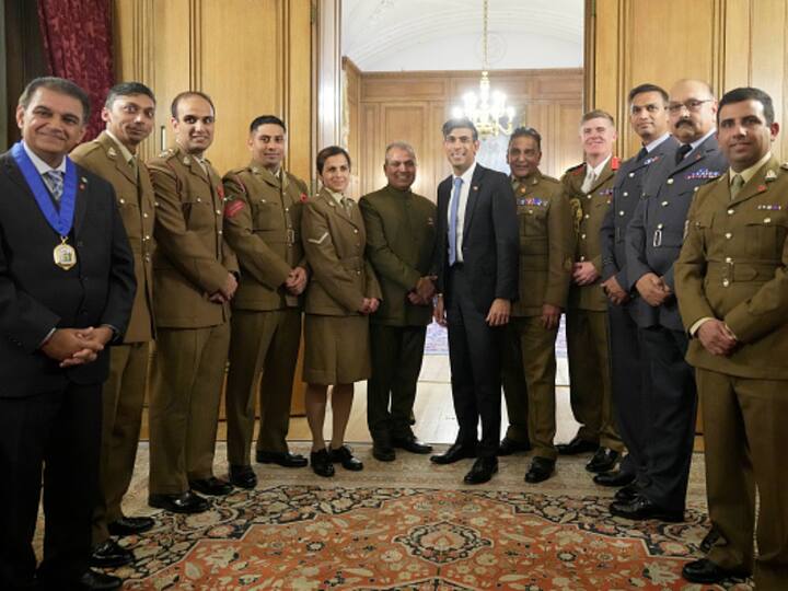 Britain's Prime Minister Rishi Sunak poses for a group photo as he and his wife Akshata Murty host a reception at 10 Downing Street to celebrate Diwali. (Source: Getty)