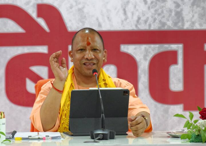 Uttar Pradesh Cabinet Meeting: अयोध्या में हुई उत्तर प्रदेश मंत्रिमंडल की बैठक में अंतर्देशीय जलमार्ग प्राधिकरण के गठन, ड्रोन नीति, मंदिर संग्रहालय और विधानसभा का शीतकालीन सत्र 28 नवंबर से करने सहित कई प्रस्तावों को बुधवार (9 नवंबर) को मंजूरी दी गई. परंपरा से हटकर मुख्यमंत्री योगी आदित्यनाथ (Yogi Adityanath) ने भगवान राम और हनुमान की तस्वीरों वाले एक बैनर के सामने खड़े होकर स्वयं मीडियाकर्मियों को मंत्रिमंडल की इस बैठक में मंजूर किए गए प्रस्तावों के बारे में जानकारी दी. मुख्यमंत्री ने कहा, “मंत्रिमंडल की इस बैठक में कुल 14 प्रस्ताव पेश किए गए जिन्हें मंजूरी प्रदान की गई.