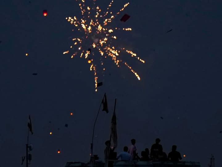 बॉम्बे हाई कोर्ट ने कहा था, “हमें एक विकल्प चुनना होगा, या तो हमारे पास बीमारी मुक्त वातावरण हो या हम पटाखे जलाएं और त्योहार मनाएं. राज्य सरकार को फैसला लेना होगा. हम फुटपाथ पर चल भी नहीं सकते...इस तरह से पूरा शहर प्रभावित होने पर राज्य सरकार को निर्णय लेना होगा. हम सिर्फ प्रकृति पर निर्भर नहीं रह सकते.''