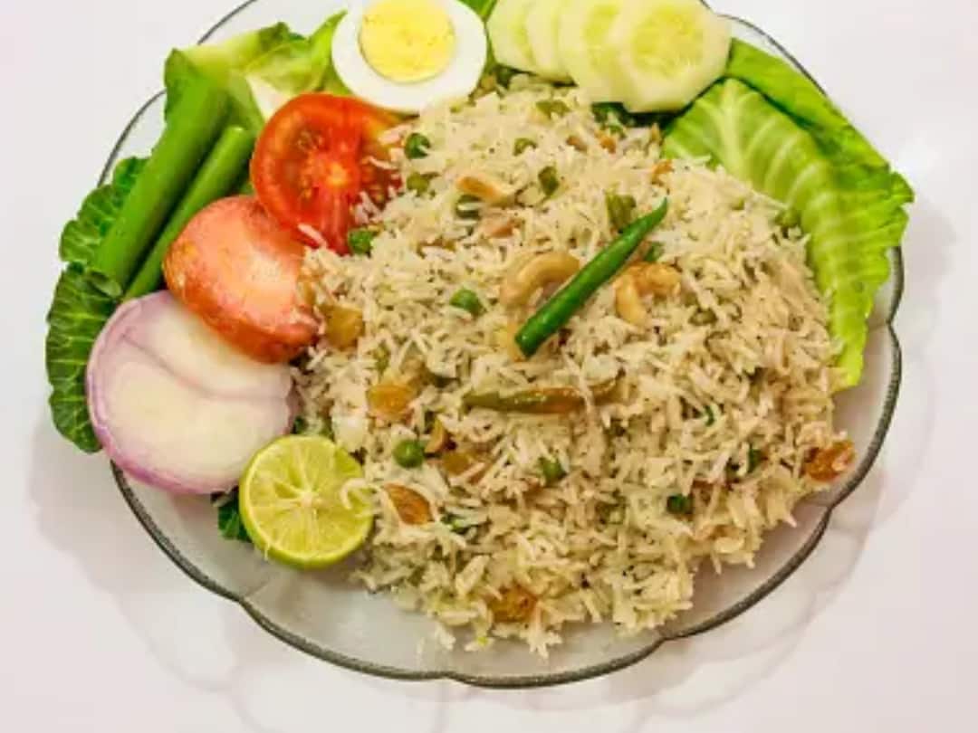 Cabbage Pulao : முட்டைக்கோஸ் மட்டும்தான் இருக்குன்னு யோசிக்கிறீங்களா? பிரியாணி சுவையில புலாவ் ரெடி பண்ணலாம் வாங்க..